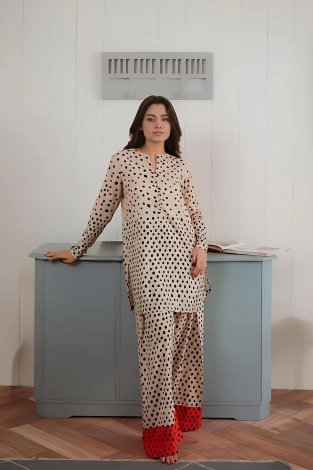 Elegant Loungewear Set in Soft BSY Crepe with Polka Dot Print and Contrast Cuffs
