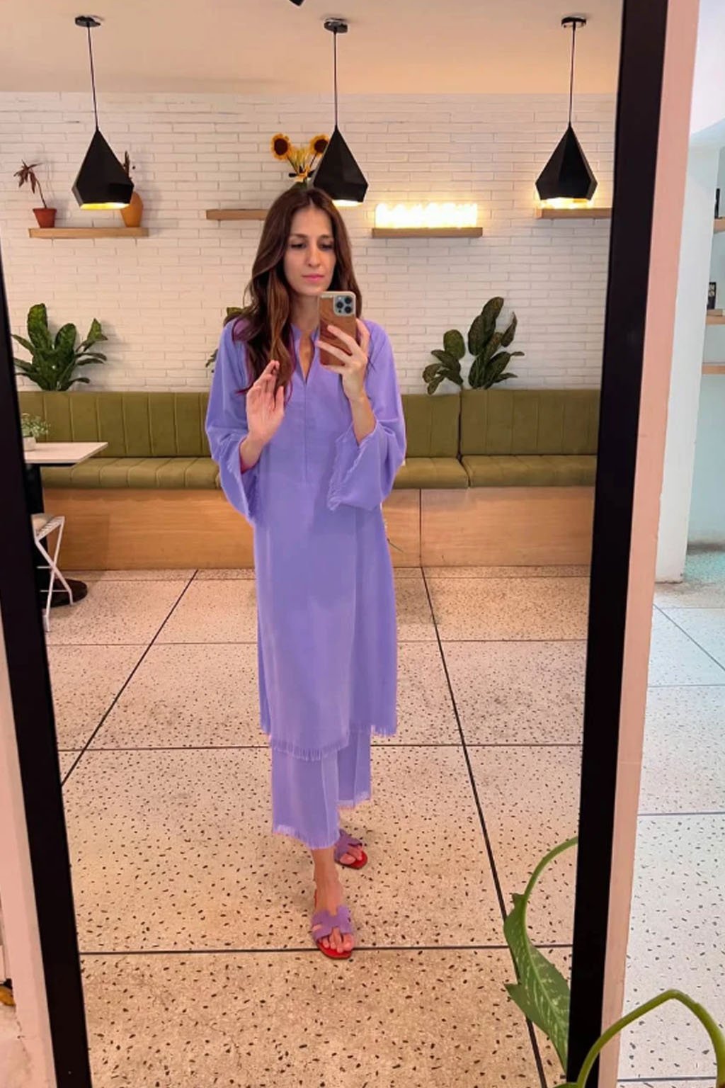 Effortless Elegance in Signature Crepe – A Chic Café Moment